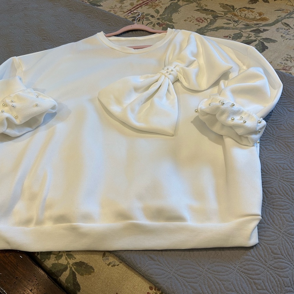 White Sweatshirt with Bow and Pearl Details